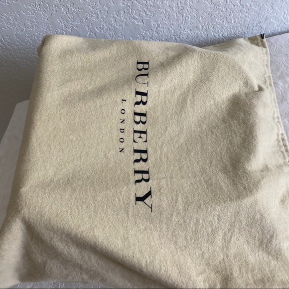 Burberry raspberry embossed check patent leather tote bag - Picture 11 of 12